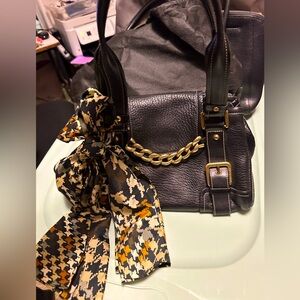 🧚🏽🧚🏽Cole Haan 🧚🏽🧚🏽shoulder bag in black pebble leather. Gold chain on front.